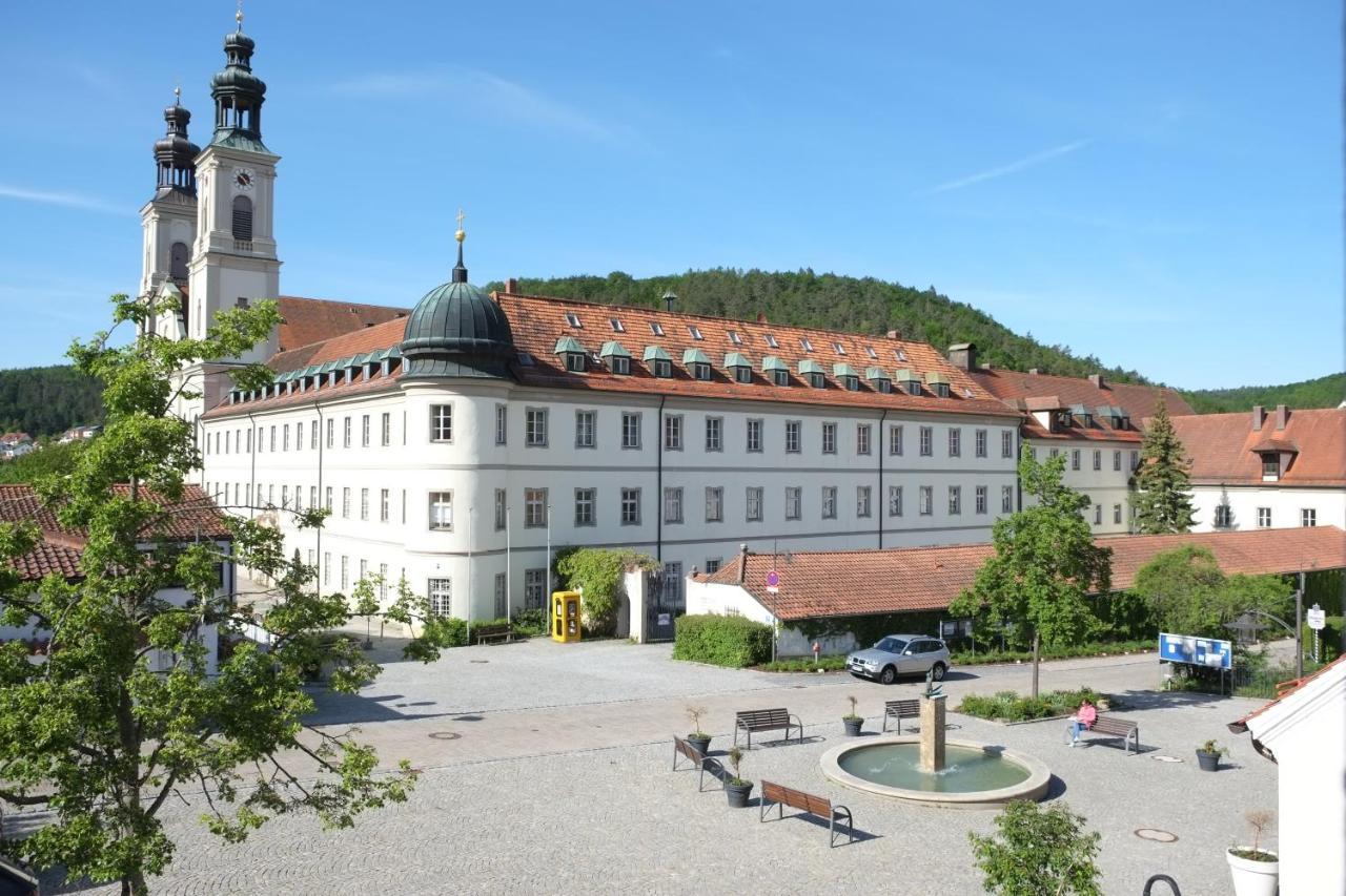 65Qm Wohnung Klosterblick Im Historischen Pfarrhaus Pielenhofen Exterior foto